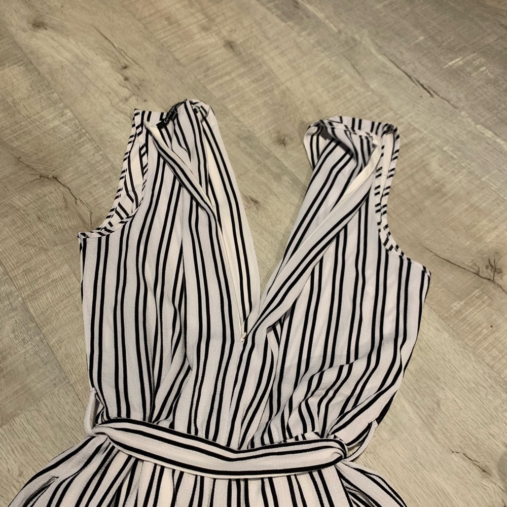 M Cropped Pant jumpsuit. With shorts lining in bottom. - Picture 3 of 5
